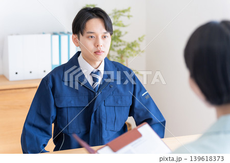 会議する作業着のビジネスマン男女 会議する作業着のビジネスマン男女 139618373
