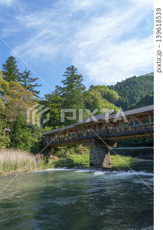梼原川に架かる三嶋神社の神幸橋と美しい木造橋の風景　 139618539