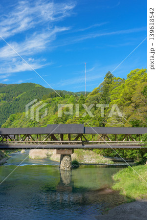 梼原川に架かる三嶋神社の神幸橋と美しい木造橋の風景 梼原川に架かる三嶋神社の神幸橋と美しい木造橋の風景 139618542