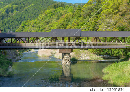 梼原川に架かる三嶋神社の神幸橋と美しい木造橋の風景 梼原川に架かる三嶋神社の神幸橋と美しい木造橋の風景 139618544