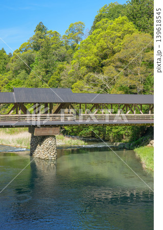 梼原川に架かる三嶋神社の神幸橋と美しい木造橋の風景 梼原川に架かる三嶋神社の神幸橋と美しい木造橋の風景 139618545