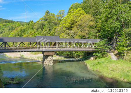 梼原川に架かる三嶋神社の神幸橋と美しい木造橋の風景　 139618546