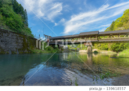 梼原川に架かる三嶋神社の神幸橋と美しい木造橋の風景 梼原川に架かる三嶋神社の神幸橋と美しい木造橋の風景 139618557