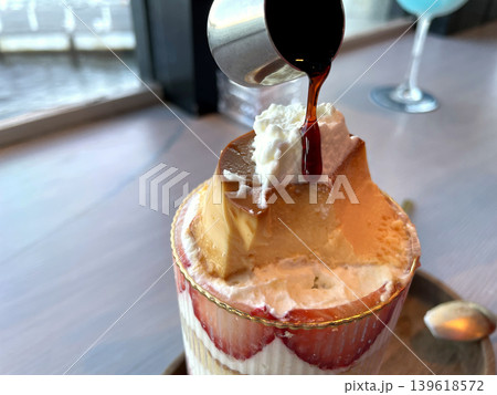 苺プリンパフェ カラメルソースを注ぐ瞬間 苺プリンパフェ カラメルソースを注ぐ瞬間 139618572