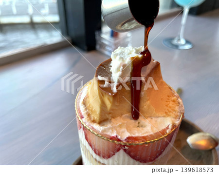 苺プリンパフェ カラメルソースを注ぐ瞬間 苺プリンパフェ カラメルソースを注ぐ瞬間 139618573