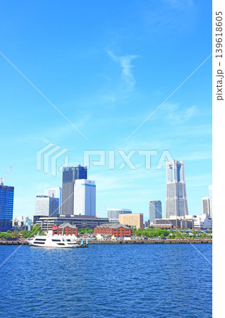 神奈川県横浜市、横浜赤レンガ倉庫とランドマークタワーの風景 神奈川県横浜市、横浜赤レンガ倉庫とランドマークタワーの風景 139618605