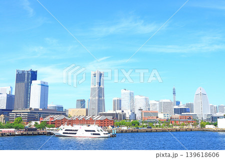 神奈川県横浜市、横浜赤レンガ倉庫とランドマークタワーの風景 神奈川県横浜市、横浜赤レンガ倉庫とランドマークタワーの風景 139618606