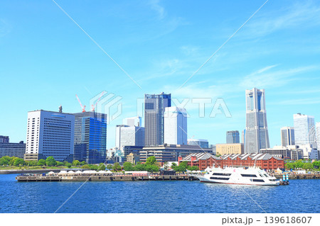 神奈川県横浜市、横浜赤レンガ倉庫とランドマークタワーの風景 神奈川県横浜市、横浜赤レンガ倉庫とランドマークタワーの風景 139618607