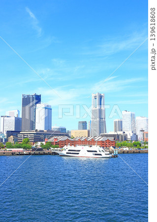 神奈川県横浜市、横浜赤レンガ倉庫とランドマークタワーの風景 神奈川県横浜市、横浜赤レンガ倉庫とランドマークタワーの風景 139618608