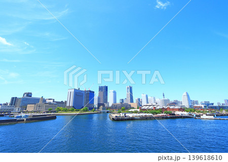 神奈川県横浜市、横浜赤レンガ倉庫とランドマークタワーの風景 139618610
