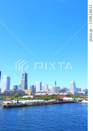 神奈川県横浜市、横浜赤レンガ倉庫とランドマークタワーの風景 神奈川県横浜市、横浜赤レンガ倉庫とランドマークタワーの風景 139618611
