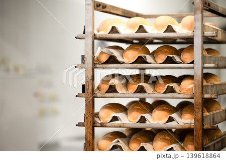 Horizontal shot of Freshly baked bagels on a metal rack in a bakery . Copy space Horizontal shot of Freshly baked bagels on a metal rack in a bakery . Copy space 139618864