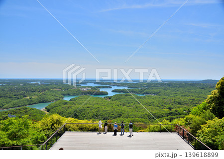 《三重県》新緑の横山展望台・英虞湾の海岸線 《三重県》新緑の横山展望台・英虞湾の海岸線 139618899