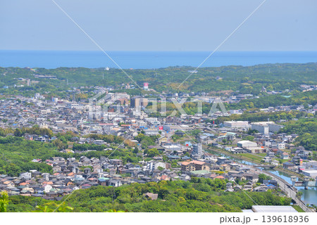 《三重県》新緑の横山展望台・志摩市の街並み 139618936