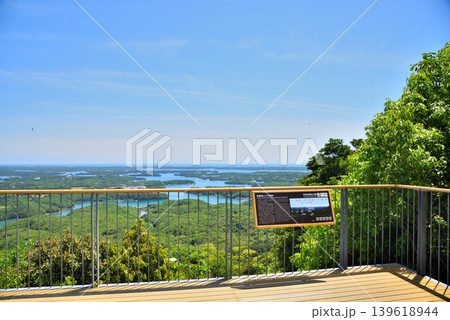《三重県》新緑の横山展望台・英虞湾の海岸線 《三重県》新緑の横山展望台・英虞湾の海岸線 139618944