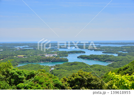 《三重県》新緑の横山展望台・英虞湾の海岸線 139618955