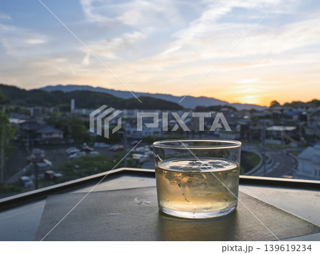 夕陽と味わう至福。琥珀に輝くご褒美の時間 夕陽と味わう至福。琥珀に輝くご褒美の時間 139619234