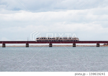 【宮舞線】由良川橋梁を渡る早朝の回送列車 【宮舞線】由良川橋梁を渡る早朝の回送列車 139619241