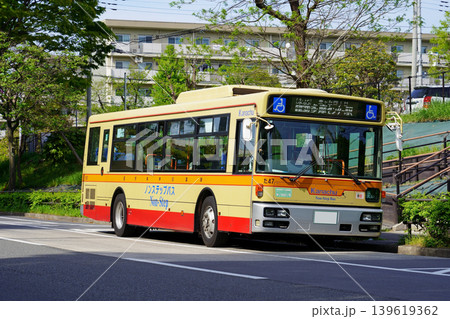 多摩ニュータウンのバス停に停車する神奈中バス(日産ディーゼル) 多摩ニュータウンのバス停に停車する神奈中バス(日産ディーゼル) 139619362