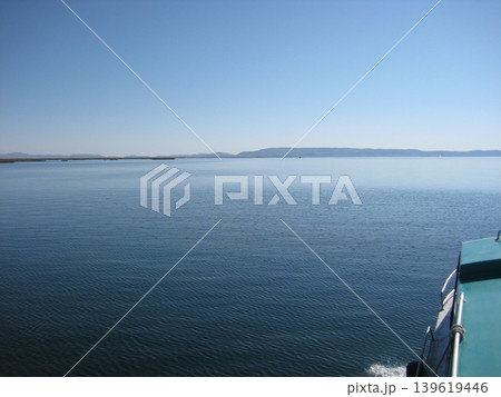 船上から眺める静けさのなかのチチカカ湖 船上から眺める静けさのなかのチチカカ湖 139619446
