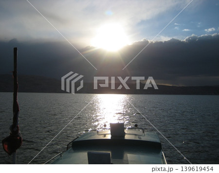 船上から夕日を眺めるチチカカ湖の風景 船上から夕日を眺めるチチカカ湖の風景 139619454