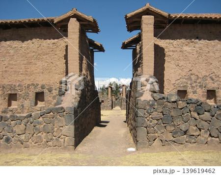インカ帝国の石組みとレンガによる住居が残るペルーのラクチ遺跡 インカ帝国の石組みとレンガによる住居が残るペルーのラクチ遺跡 139619462