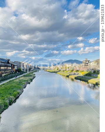春の鴨川　穏やかな水面と青空の風景 139621833