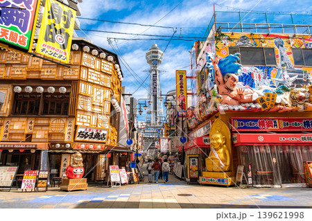 大阪市 青空に映える通天閣と巨大な立体看板が並ぶ新世界の賑やかな風景 139621998