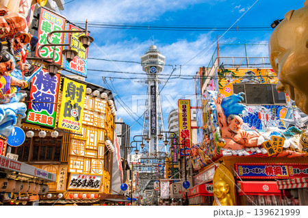 大阪市 青空に映える通天閣と巨大な立体看板が並ぶ新世界の賑やかな風景 大阪市 青空に映える通天閣と巨大な立体看板が並ぶ新世界の賑やかな風景 139621999