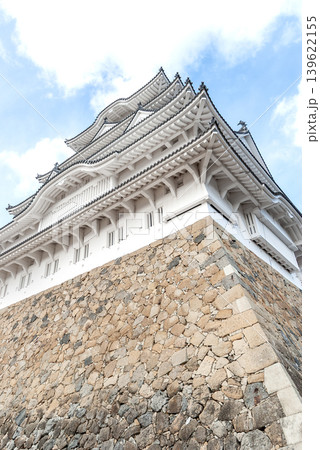 間近に仰ぎ見る国宝・姫路城の大天守と巨大な石垣の迫力(兵庫県姫路市) 間近に仰ぎ見る国宝・姫路城の大天守と巨大な石垣の迫力(兵庫県姫路市) 139622155