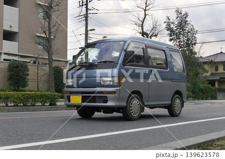 走行中の軽ワゴン車 走行中の軽ワゴン車 139623578