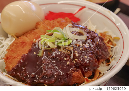 濃厚な味噌だれがかかった味噌カツ丼 濃厚な味噌だれがかかった味噌カツ丼 139625960