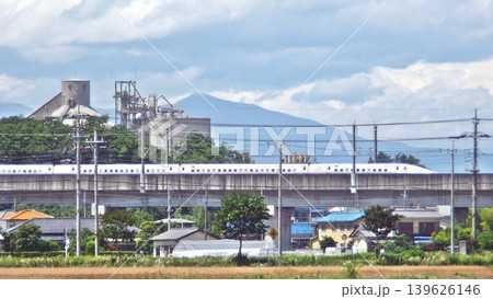 ｢E7系/W7系｣北陸新幹線(2017.6.2) 水無月の武体を通過 セメント工場と雲がかかる赤城山 139626146