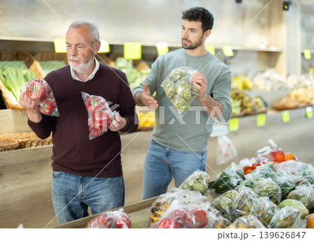 Visitors to the farm store buy vegetables 139626847