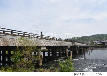 宇治川と宇治橋 139627076