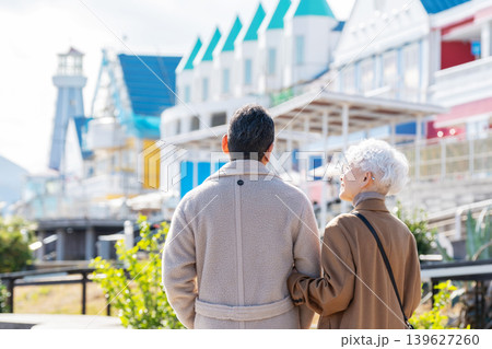 旅行するシニア夫婦 撮影協力:道の駅伊東マリンタウン 旅行するシニア夫婦 撮影協力:道の駅伊東マリンタウン 139627260