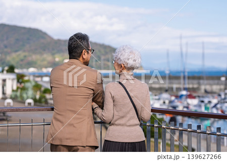 旅行するシニア夫婦 撮影協力:道の駅伊東マリンタウン 旅行するシニア夫婦 撮影協力:道の駅伊東マリンタウン 139627266