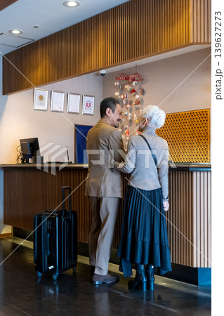 旅行するシニア夫婦　撮影協力:伊東緑涌 139627273