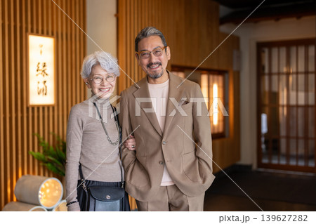 旅行をするシニア夫婦　撮影協力:伊東緑涌 139627282