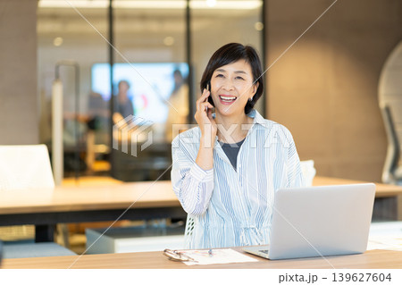 スマートフォンで通話するミドル女性 スマートフォンで通話するミドル女性 139627604