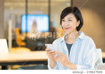 スマートフォンを操作するシニア女性 スマートフォンを操作するシニア女性 139627608