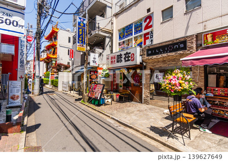 中央線大久保駅南口 台湾寺院がある飲食店街 中央線大久保駅南口 台湾寺院がある飲食店街 139627649