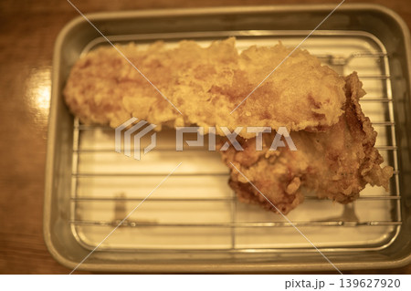 バットに盛られた鶏天とちくわ天 揚げたての天ぷら 139627920