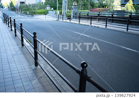 黒い鉄柵と人通りのない都市の歩道 東京の静かな道路風景 139627924