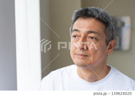 中年男性の横顔 中年男性の横顔 139628020