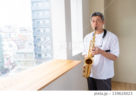 楽器を演奏するシニア男性 139628023
