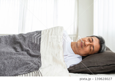 ベッドで眠る中高年男性 ベッドで眠る中高年男性 139628027