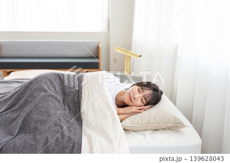 ベッドで眠る女性 139628043
