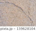 ひび割れた花崗岩のテクスチャ背景素材｜天然石の表面クローズアップ 139628104