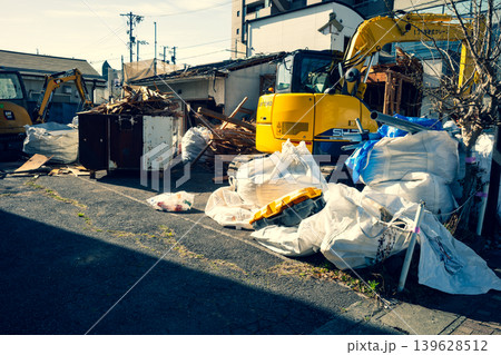 木造家屋の解体工事現場と重機 a-3 暖色寒色強調 木造家屋の解体工事現場と重機 a-3 暖色寒色強調 139628512